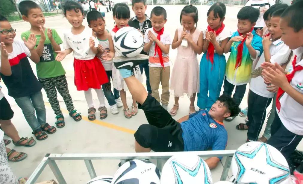 和梅西一起踢球是什么感觉,和梅西踢的一个老将