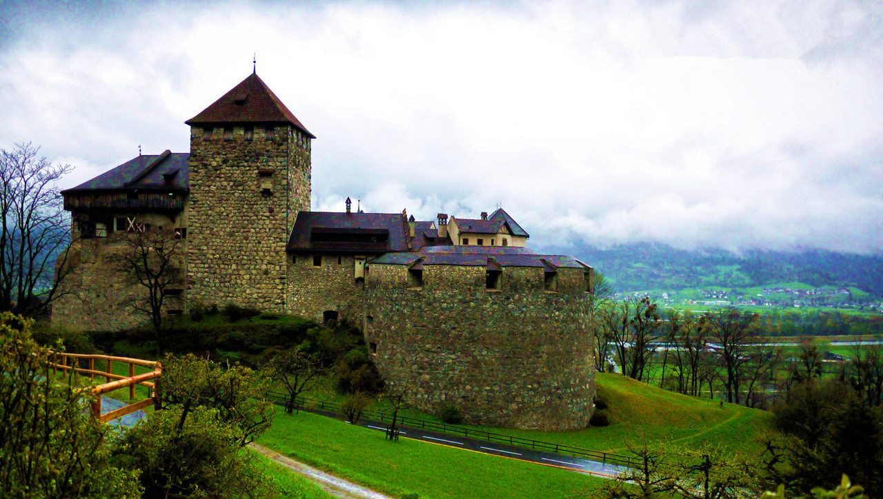 这个国家很奇葩：首相和犯人是邻居，被锁在屋里还要犯人来开门！