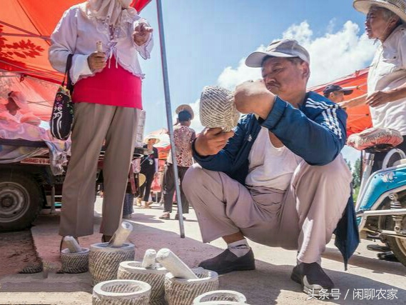 石匠打造石臼,石匠做石臼