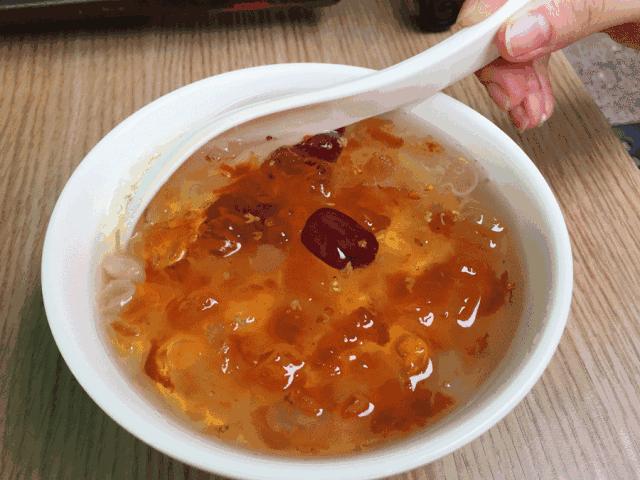 银耳桃胶雪莲子羹的做法,雪莲子桃胶枸杞银耳羹的做法