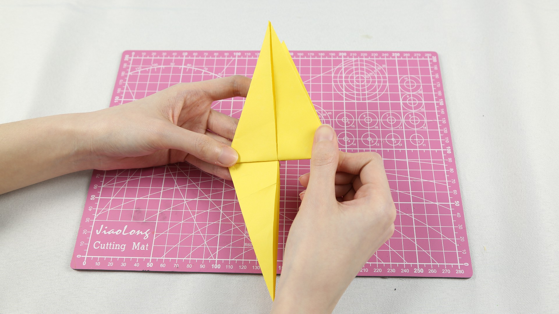 想要恐龙玩具，不用再去商场买了，姑娘教你巧用一张纸折出来