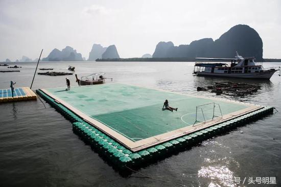 足球世界杯很难吗,世界杯足球场地是真草吗