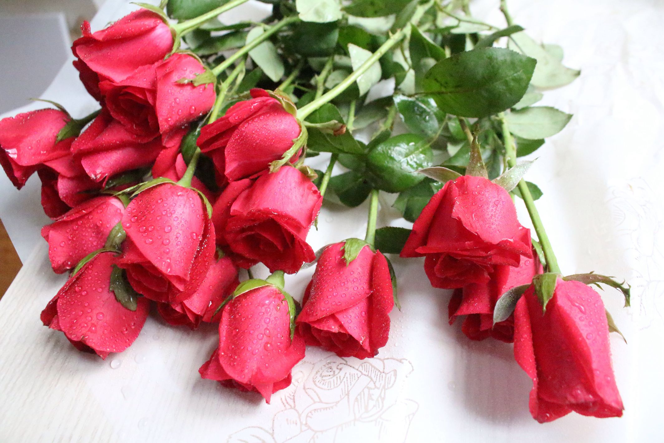 玫瑰花束怎么开得久一点,收到的玫瑰花束怎么养不枯萎