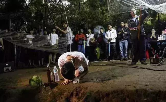 奇迹！被困18天，13人少年足球队全部生还！一生中最“漫长”的4公里，让人感动的是……