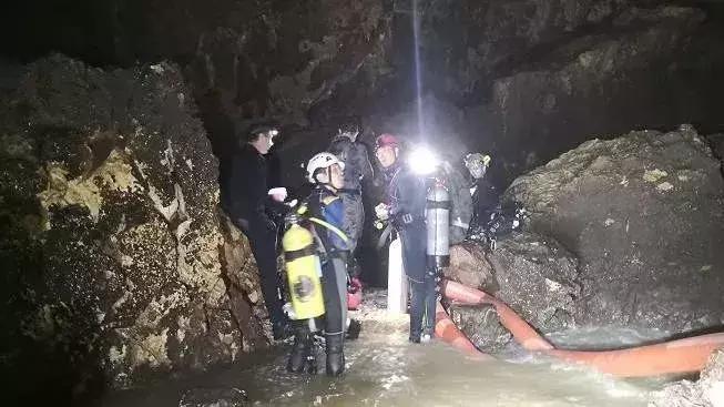 奇迹！被困18天，13人少年足球队全部生还！一生中最“漫长”的4公里，让人感动的是……