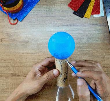 拿出胶水和纸卷,你能比中国足球队先拿到世界杯