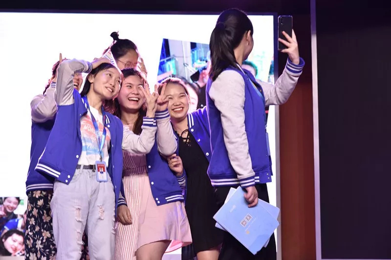 Wecare,wesupport.弗恩英语教师2018MidYearSummerParty