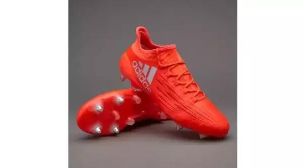 我是足球鞋，但别人都说我丑