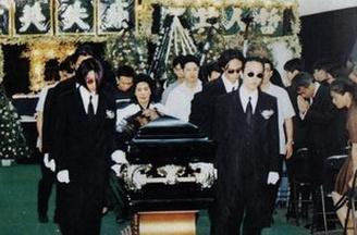 红姑娘钟楚红近照,钟楚红是不是黄家驹的前女友