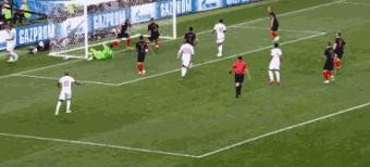 足球回不了家，哨响那一刻才知道，快乐只是你穿的保护色