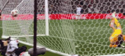 足球回不了家，哨响那一刻才知道，快乐只是你穿的保护色