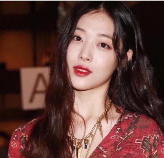 雪莉彻底放飞自我，真空自拍晒凸点照，网友：请把内衣穿上