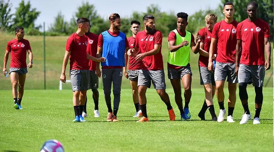 运动员为什么总喜欢摸鞋底,为什么运动员喜欢摸鞋底