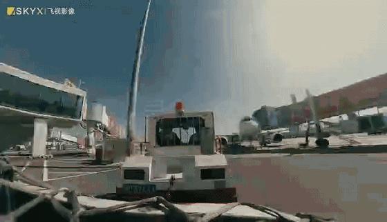 我们的行李是怎么上飞机的,飞机上的行李是怎么上去的