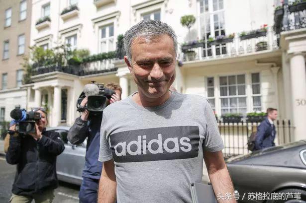 散步就选白金汉宫？你无论如何也难以拒绝他