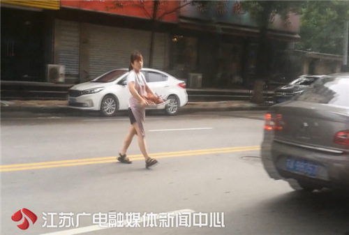 光身大汉炸鸡排、厨师叼烟切烤鸭这些网红外卖你还吃得下吗？