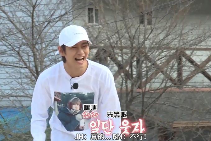 金泰亨踢jimin,金泰亨踢球踢到田柾国身上