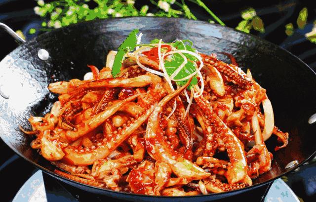 中国四川旅游看世界级的美景和可爱大熊猫,品尝当地火辣的美食!