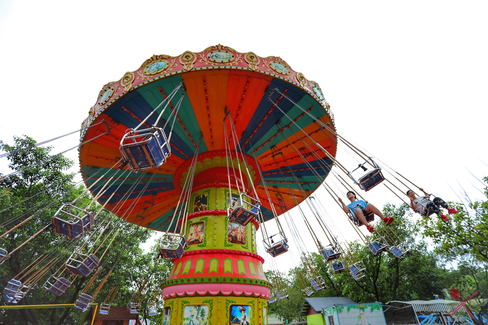 暑假带孩子逛公园,带孩子玩跳楼