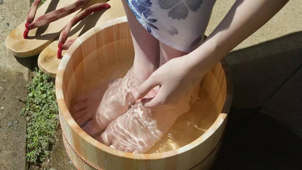 唇周有一圈黑,唇边一圈黑是什么原因