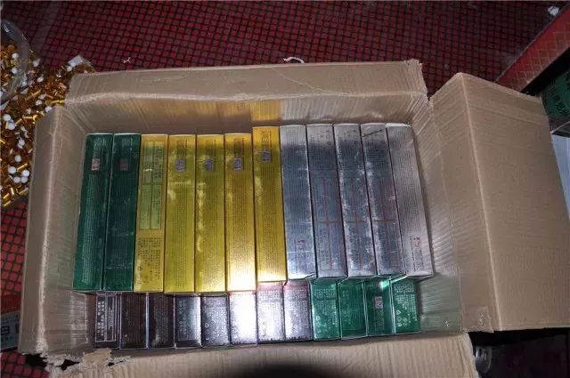 12人涉嫌贩卖毒品案受审,21名犯罪嫌疑人被一举抓获都有谁