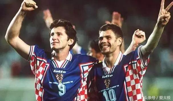 法国队2018夺冠拿大力神杯,2018世界杯法国举起大力神杯