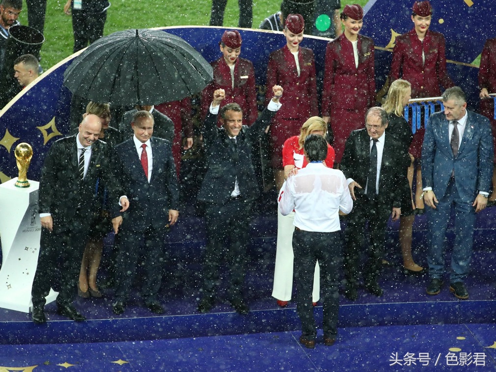世界杯领奖台尴尬场面,俄罗斯世界杯颁奖突降暴雨