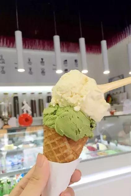 只活5分钟的短命冰激凌，花椒味PK咸蛋黄味，谁更好吃？