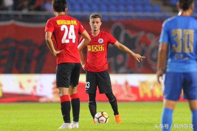 太惨了！辽足外援首秀便遭恶意飞踹进医院！中国足球又成足坛笑话