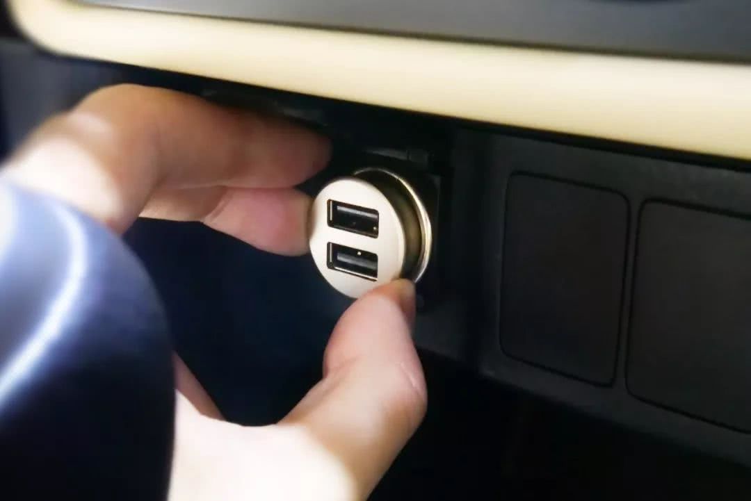 汽车自带usb接口充电断断续续,汽车自带usb充电多少v