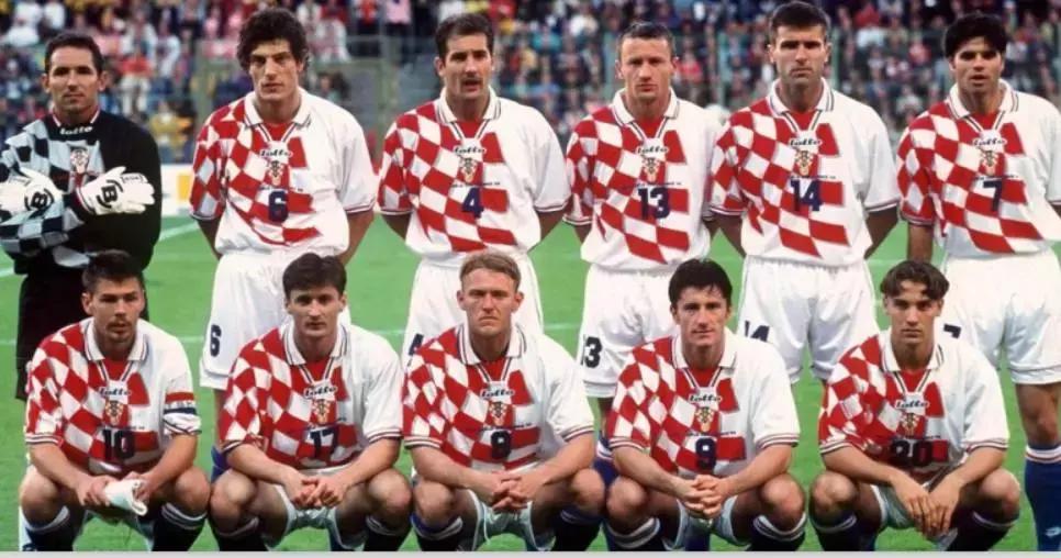 克罗地亚人脱下衣服震惊网友：哪有什么奇迹，只有普通人含泪奔跑