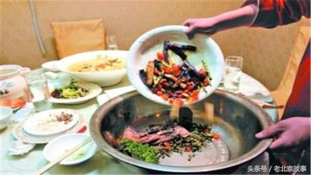 酒店服务员偷吃剩下菜,酒店吃剩的菜服务员可以打包吗