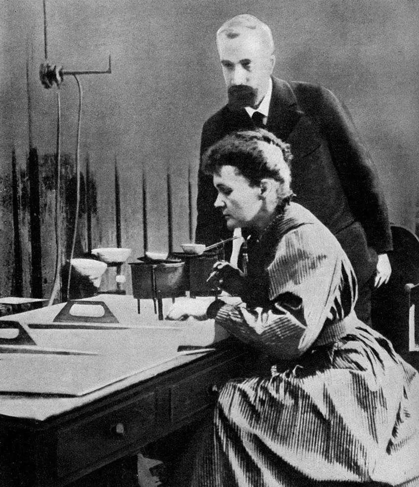 历史上的今天——1899年7月18日，居里夫妇发现一种新元素“钋”