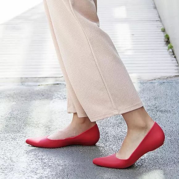 最美不是下雨天，是你穿过的那双雨鞋！一秒瘦脚，超软耐磨！