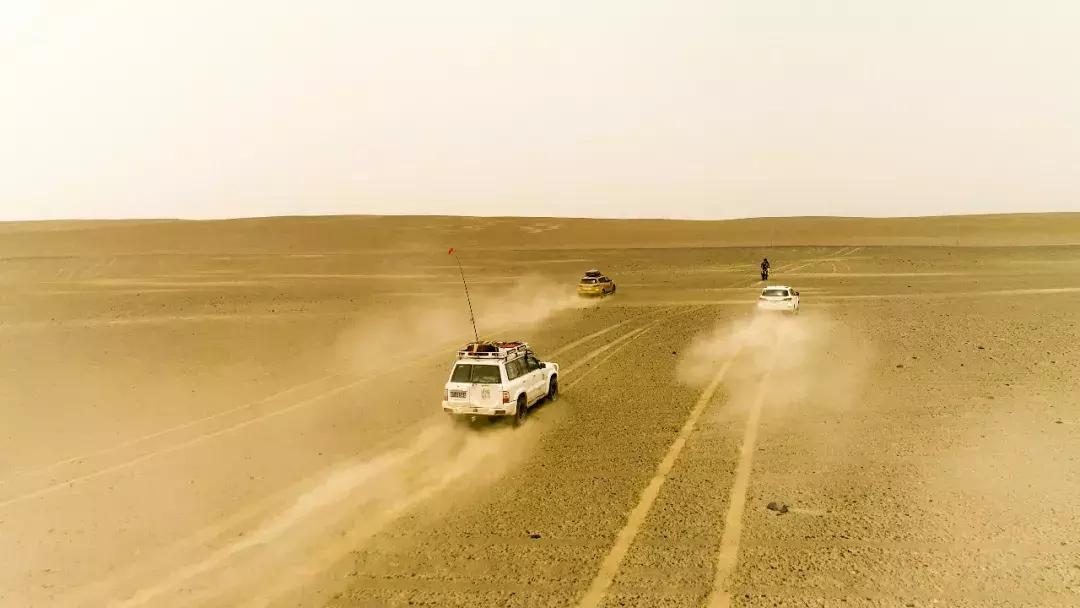 沙漠里把车开到起飞，这才是男人该玩的游戏｜远途心路