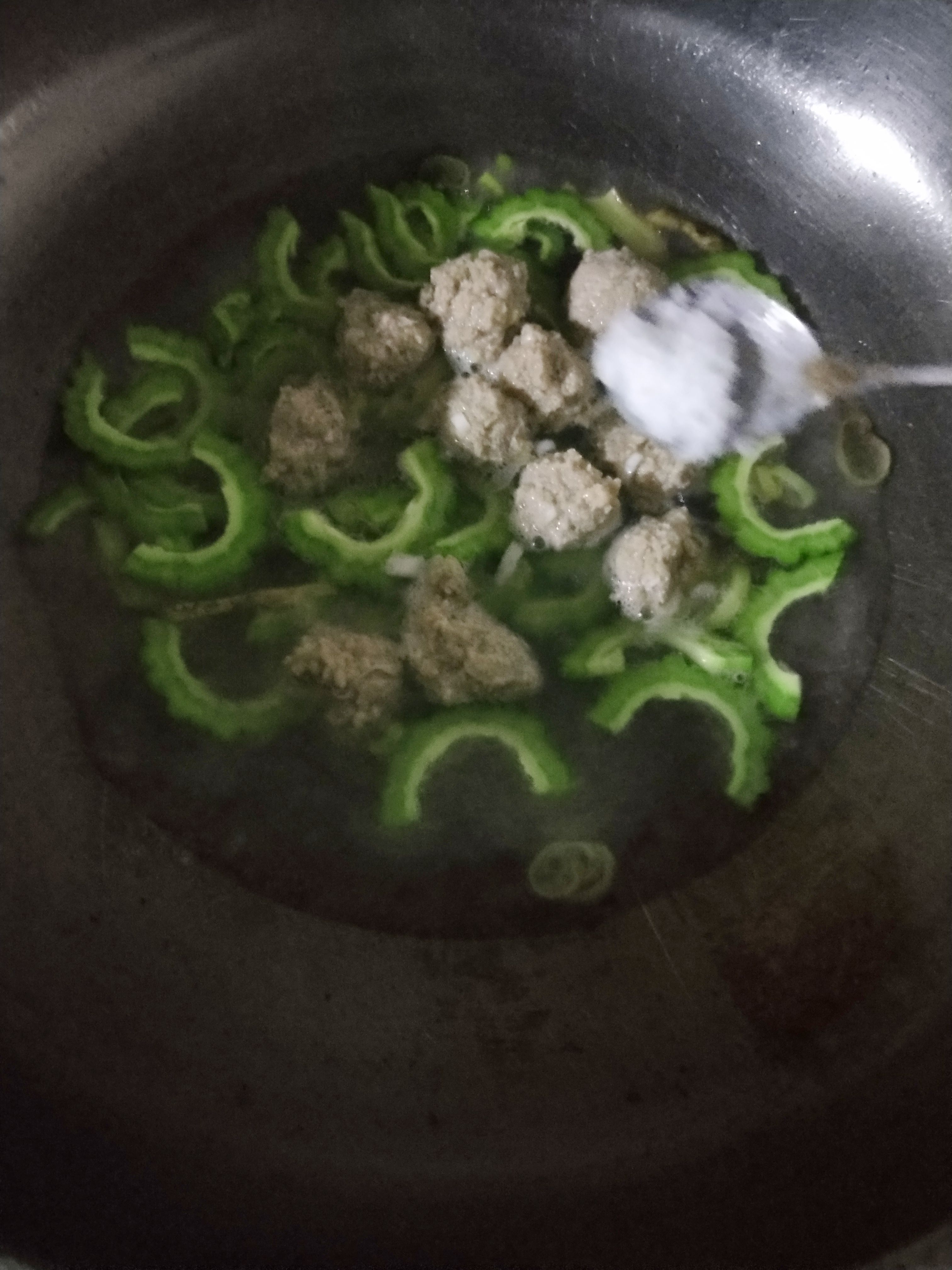 馄饨馅做汤,用馄饨料包做美食