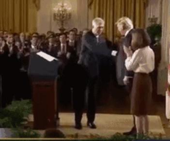 普京迟到、特朗普挤眼睛、记者会上赠球……“普特会”有哪些细节？