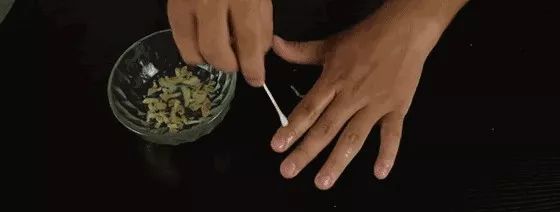 手上长小水泡需不需要把它挑破,夏天手上起小水泡吃什么中药治疗