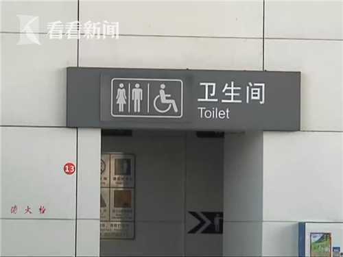 男子躲厕所拿镜子*窥偷**女租客竟连小伙子也不放过