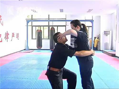 男子躲女厕趴地偷窥被抓现行,男子半年偷女租客18次