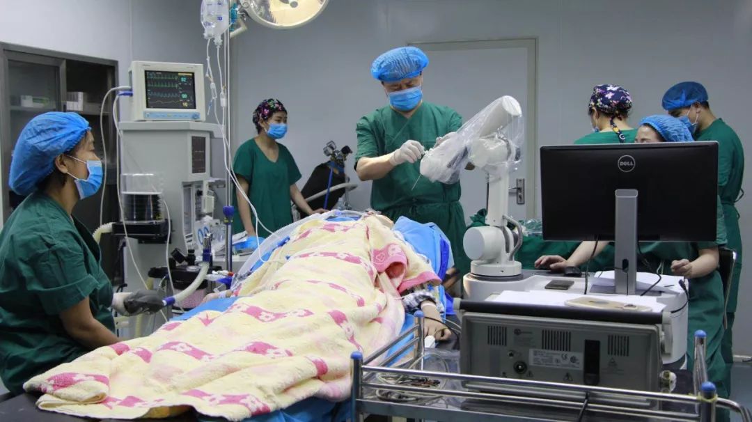 机器人做手术好还是人做的更精准,机器人医生坐诊准确率