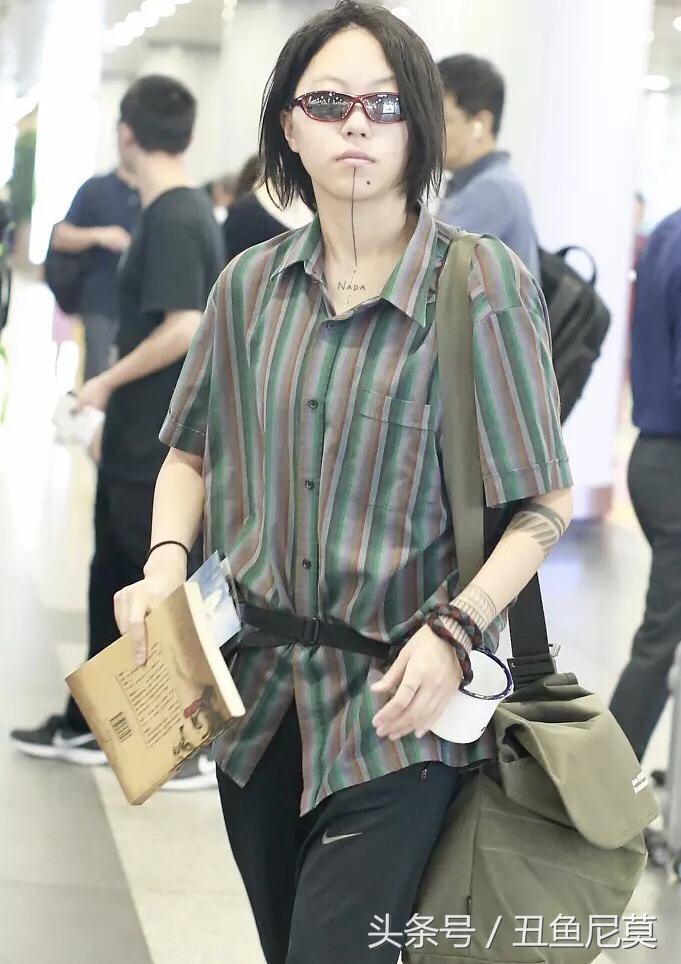 王菲女儿窦靖童脸上纹身被洗掉,王菲女儿窦靖童纹身