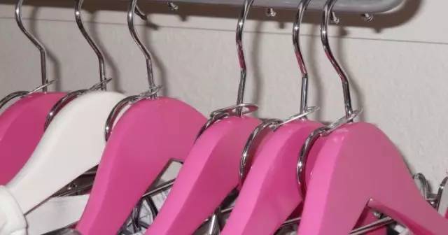 她在衣柜里系了根鞋带,衣柜竟然瞬间大一倍,服!