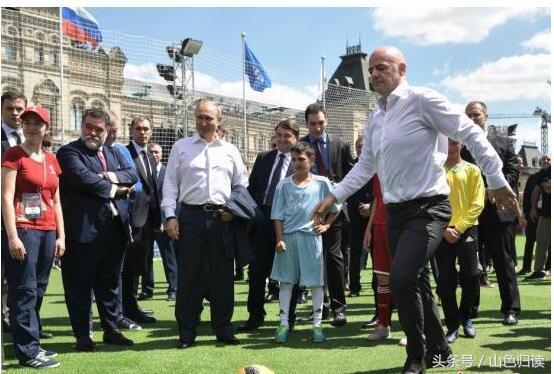 只因在人群中孤零零一把伞，坏了普大帝的“完美名节”