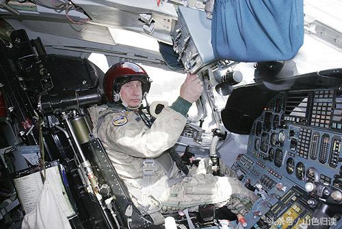 只因在人群中孤零零一把伞，坏了普大帝的“完美名节”