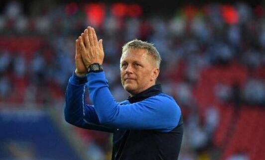 冰岛足球队主帅是个牙医门将,冰岛队主帅