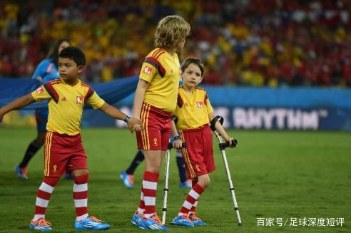 为什么每个球员都要带一个球童,为什么要牵着球童出来