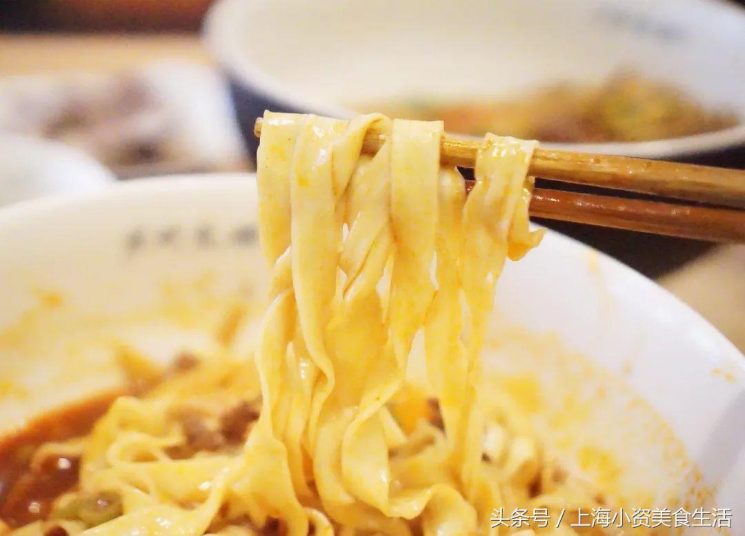 这家藏在南京路步行街背后的西北小馆，竟能把面做得天圆地方！