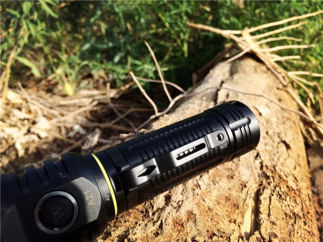 一射就是一大片，务本A214200流明直充强光手电实测