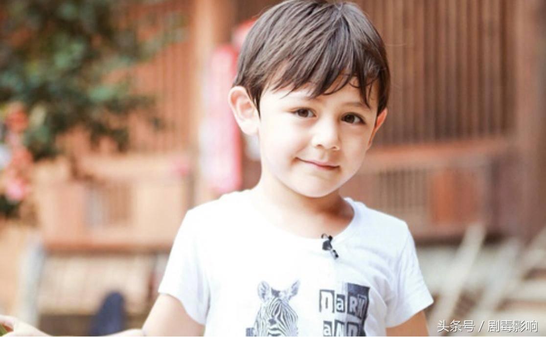 张智霖儿子才是逆袭般长大,张智霖儿子近照